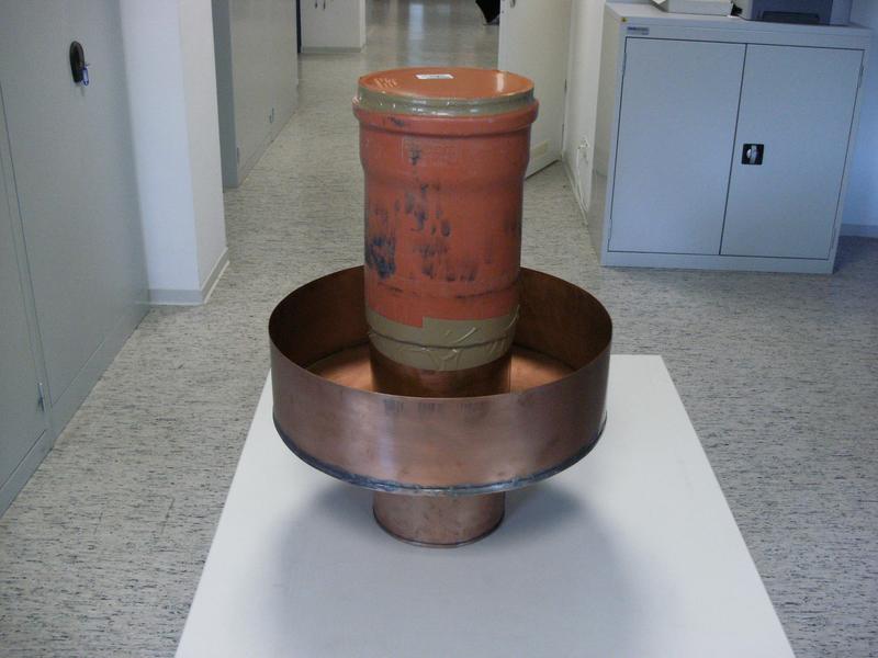 Datei:Feed radome.jpg